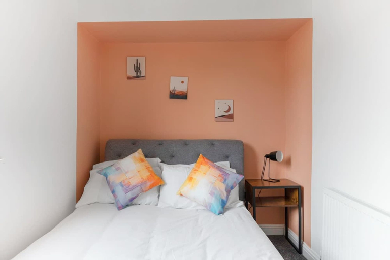 Room 2, Spacious Five Bedroom Family Home Group Stay Wifi, Sunderland