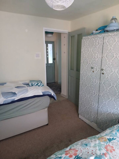 Room 2, Dumfries 2BR Apartment Free Parking Near Robert Burns Centre, Dumfries and Galloway