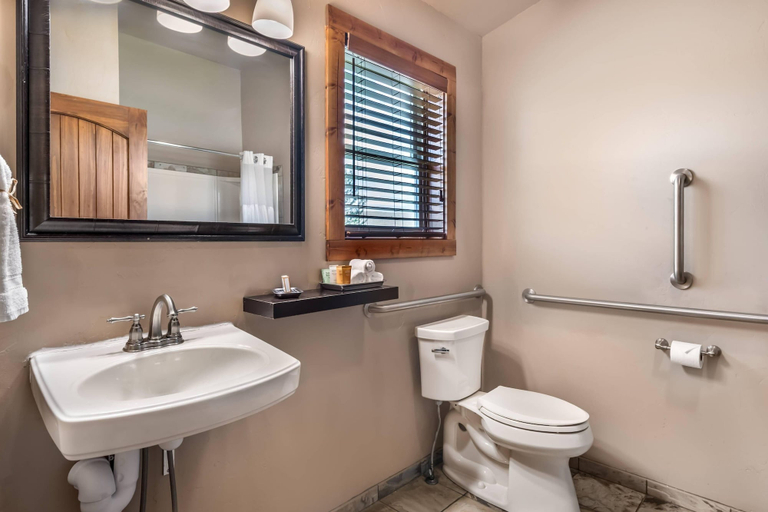 Bathroom 4, Yellowstone Valley Lodge, an Ascend Collection Hotel, Park