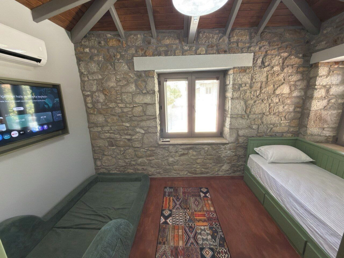 Room 4, Center Stone Guest House, Gökçeada