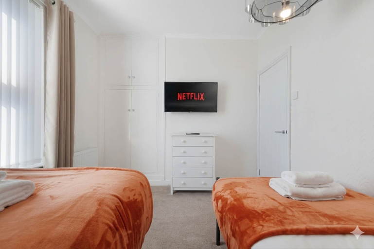 Room 4, Stylish 3BR Stay Sleeps 9 by Stay With Us, Durham