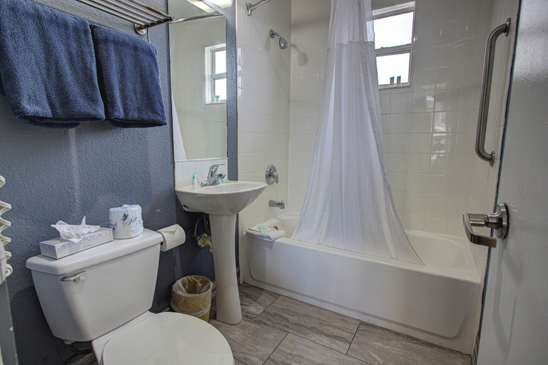 Bathroom 4, The Beach House Inn, Volusia