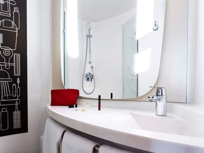 Bathroom 5, ibis Rouen Centre Champ-de-Mars, Seine-Maritime
