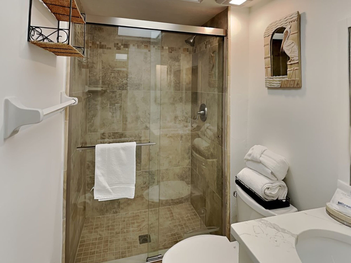 Bathroom 4, Carlos Pointe 422, Lee