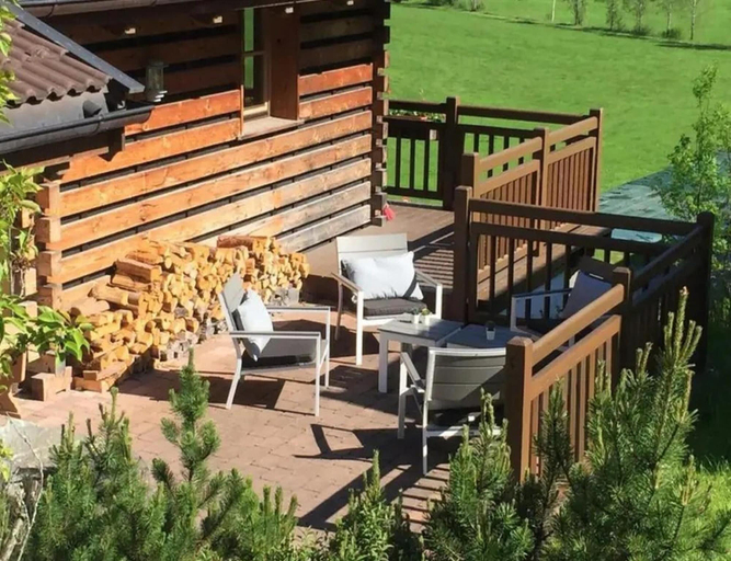 Balcony 4, Family Ski Chalet with Views, Zell am See