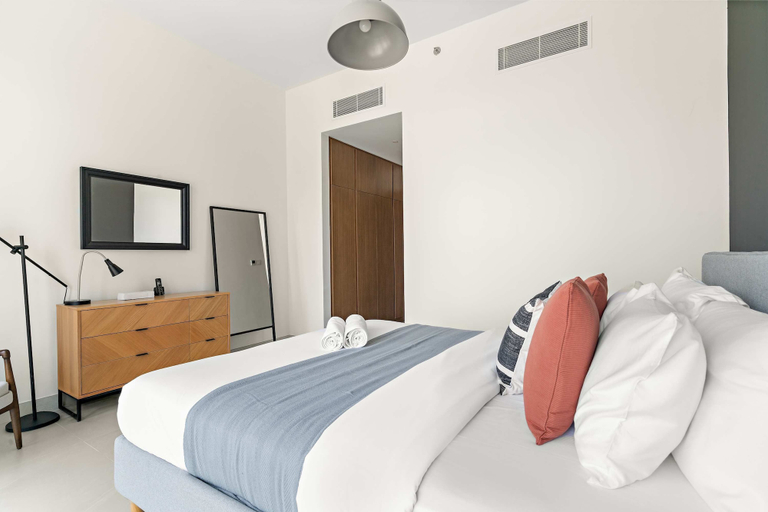 Room 2, Silkhaus Luxe 3BR Apartment by the Canal, Dubai