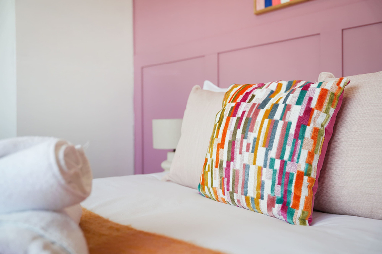 Room 2, Spacious 4BR Home Sleeps 8 by Stay With Us, Durham