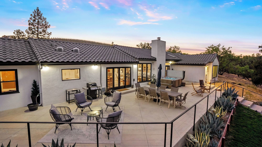 Interior 2, Kiler Views by Avantstay Pool + Spa + Vineyard Views Downtown Paso Robles, San Luis Obispo
