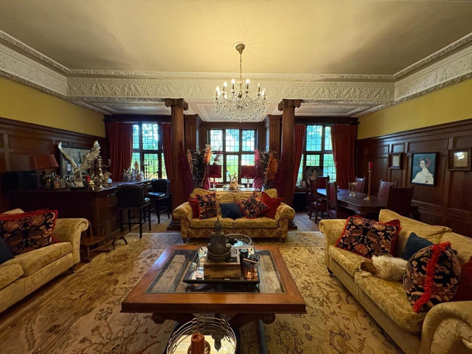 Living area 5, Chobham 4-bed House, Sleeps 9 w/ Parking & Garden, Surrey