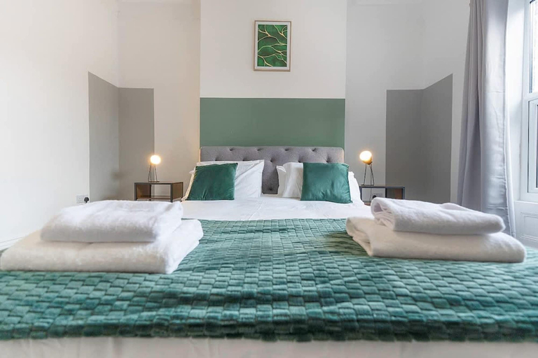 Room 4, Spacious Five Bedroom Family Home Group Stay Wifi, Sunderland