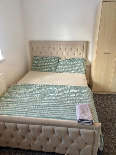 Room 4, Serene 5-bedroom House in Dudley, Sandwell