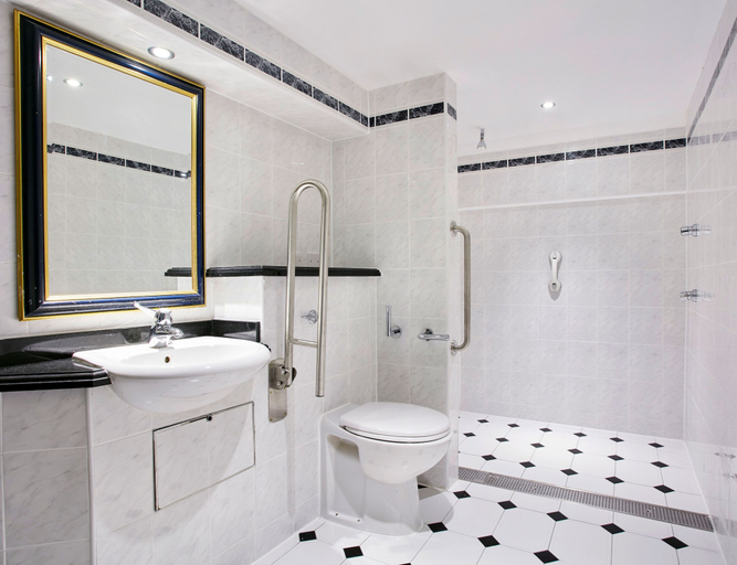 Bathroom 5, Leonardo Hotel Middlesbrough , Middlesbrough