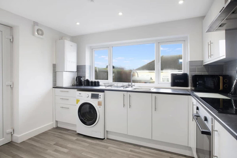 Room 2, Spacious Living Room and Modern Comforts Sleeps 4, Durham