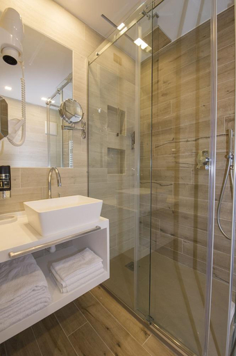 Bathroom 3, Hotel La Torretta, Trento