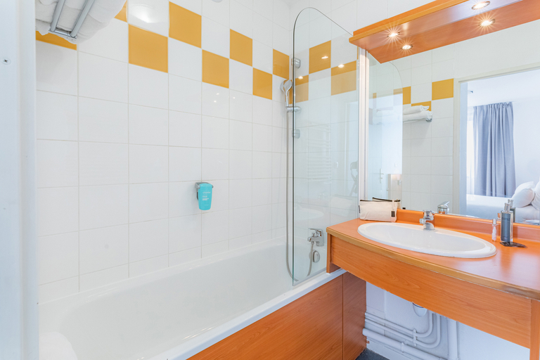 Bathroom 3, Appart City Confort Lyon Gerland, Rhône