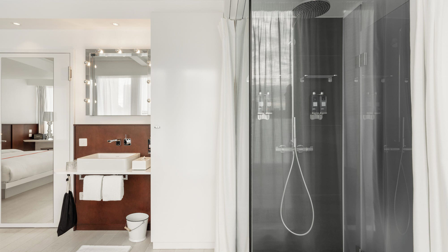 Bathroom 5, Ruby LUCY HOTEL LONDON by IHG, London