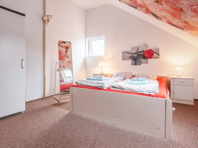 Room 3, Atmospheric Holiday Home With a Swimming Pool, Łobez