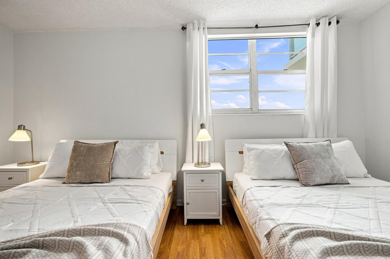 Bedroom 3, Tides Beachfront Apartment by Hospedanos, Broward