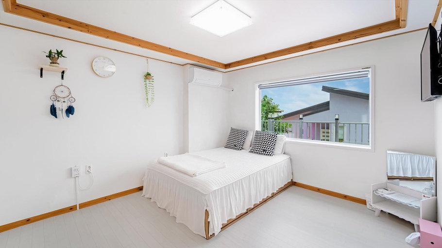 Bedroom 3, Namhae Gooreamyelmae Pension, Namhae