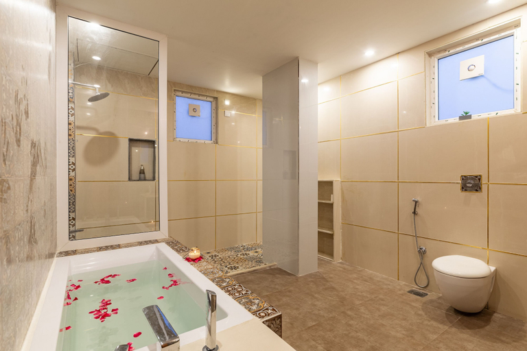 Bathroom 3, Coastal Cliff, Pune