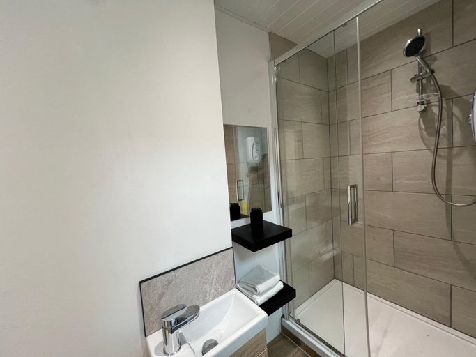 Bathroom 3, Stylish 1-bed Flat Central Cardiff Bay Window Views, Cardiff