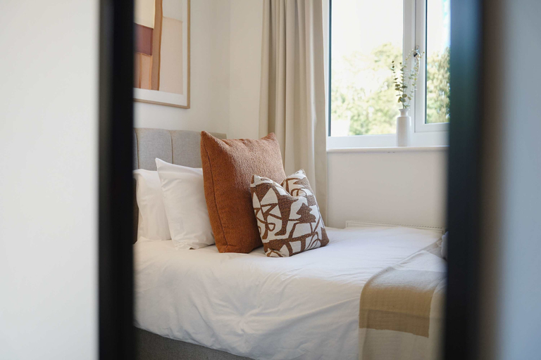 Room 4, Modern 3BR Brompton Court Wi-fi By Stay With Us, North Yorkshire
