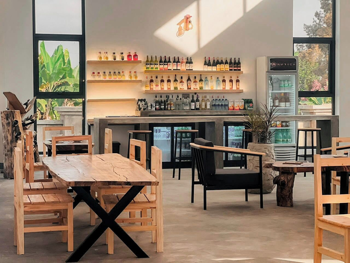 Bar (on property), Aurica, Meru