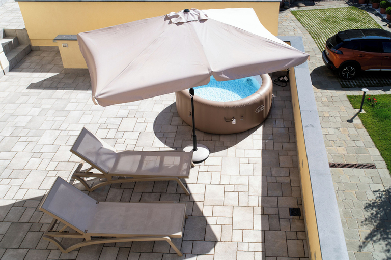 Outdoor spa tub, De Vivo Realty - Villa Colomba, Napoli