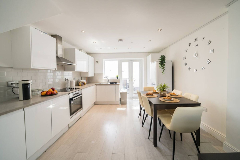 Room 5, Premium 3 Bed Cardiff City Sleeps 9 With Free Parking, Cardiff