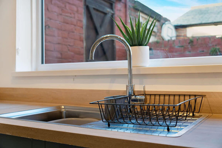 Room 5, Spacious 4BR House Sleeps 8 by Stay With Us, Durham