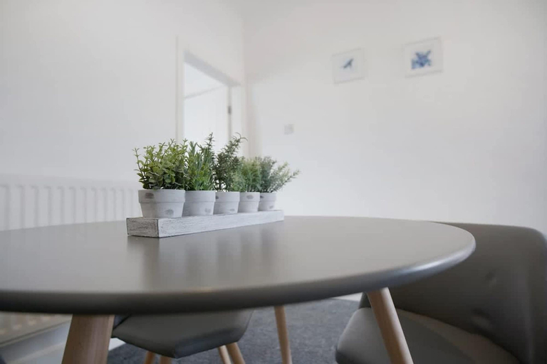 Room 3, Spacious Living Room and Modern Comforts Sleeps 4, Durham