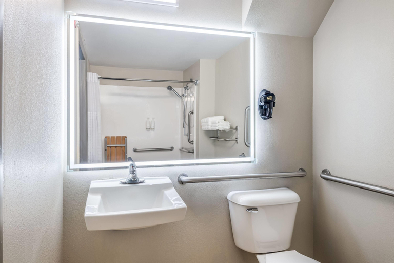 Bathroom 4, Days Inn by Wyndham Geneva/Finger Lakes, Ontario