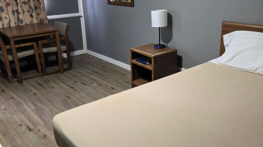 Room 4, Desert Inn and RV, Fremont