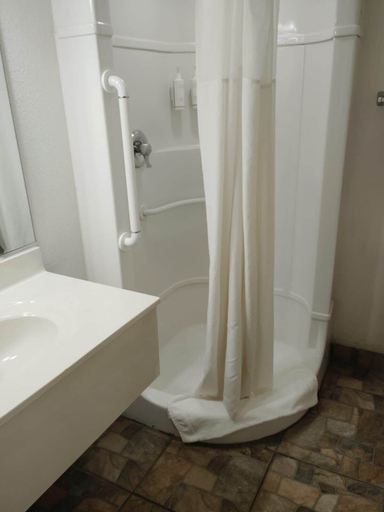 Bathroom 2, Travel Inn, Colfax