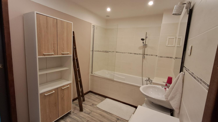 Bathroom 4, la maillitardaise, Creuse