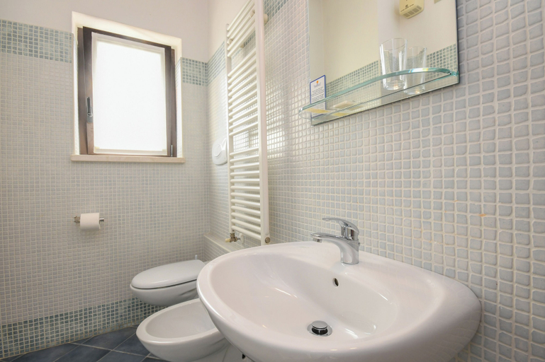 Bathroom 4, Hotel Riel, Brescia