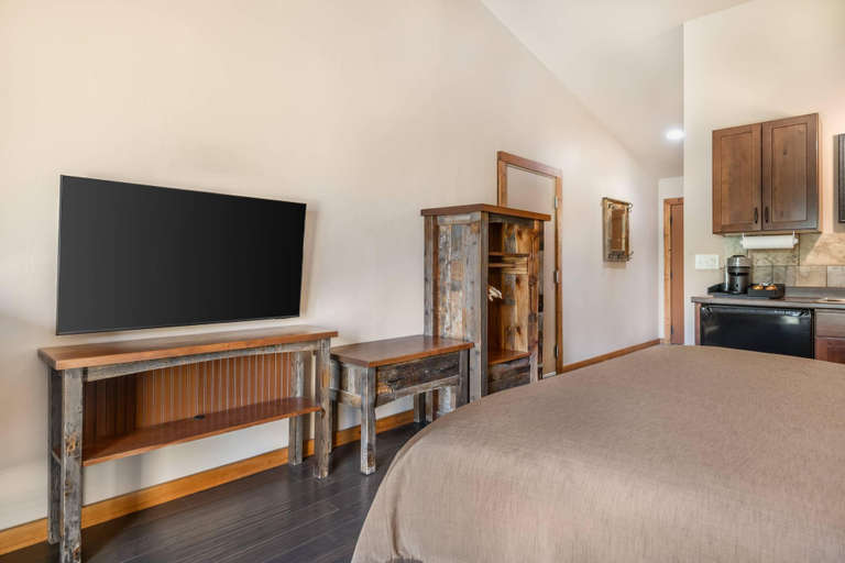 Bedroom 3, Yellowstone Valley Lodge, an Ascend Collection Hotel, Park