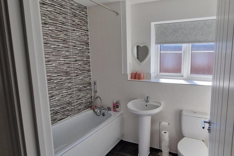 Bathroom, Peterborough - House - Sleeps 8 - Parking - Garden, Cambridgeshire