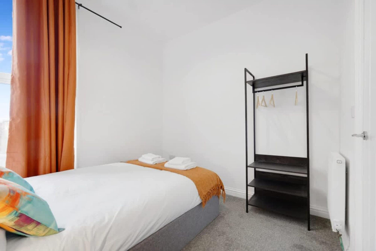 Room 5, Spacious Five Bedroom Family Home Group Stay Wifi, Sunderland
