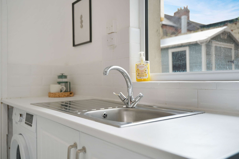 Room 4, Elegant 4BR Houghton St Sleeps 7 by Stay With Us, Hartlepool