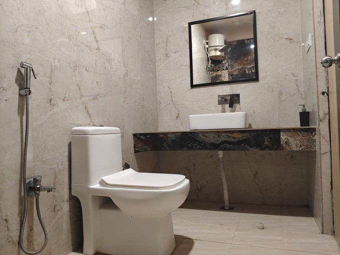 Bathroom 4, Royal Rooms and Banquet, Lucknow