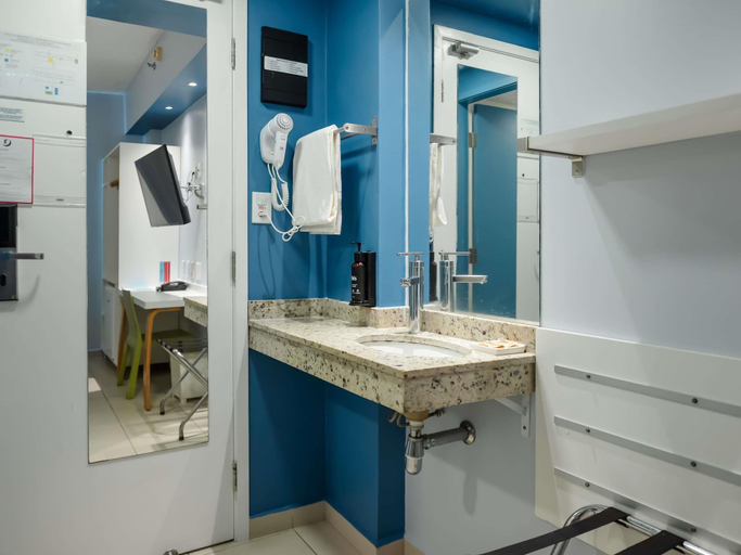 Bathroom 4, ibis Styles Manaus, Maués