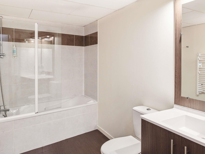 Bathroom 3, Aparthotel Adagio Access Nantes Viarme, Loire-Atlantique