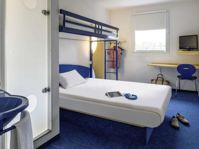 Bedroom 4, ibis budget Saint Lo, Manche