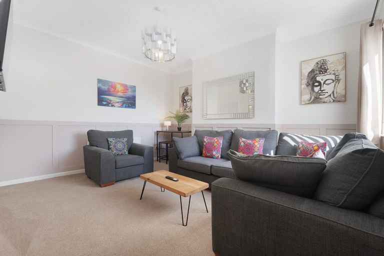 Room 2, Stylish 3BR Stay Sleeps 9 by Stay With Us, Durham