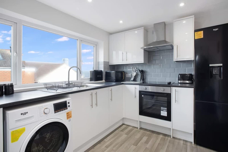 Room 4, Spacious Living Room and Modern Comforts Sleeps 4, Durham