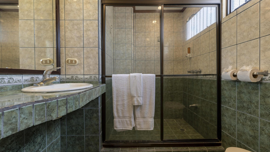 Bathroom 5, Best Western Hotel & Casino Kamuk, Aguirre