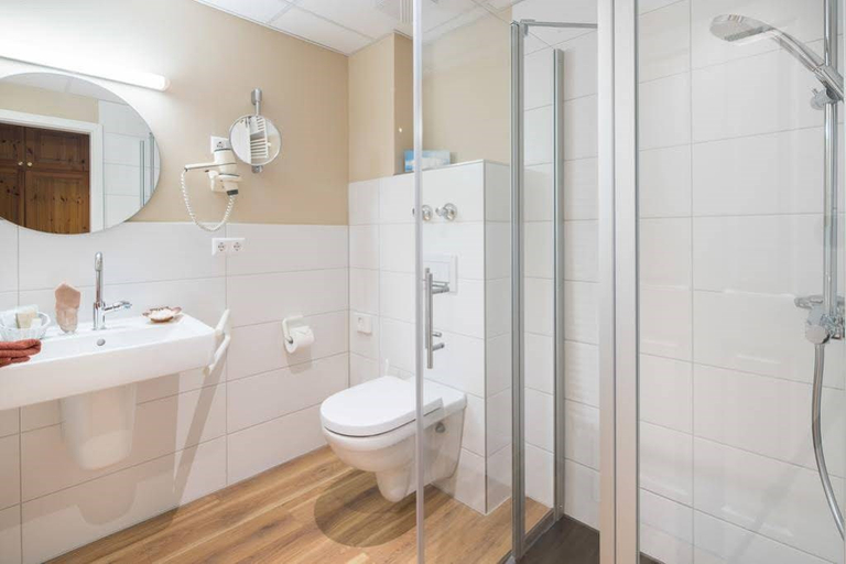 Bathroom 3, Seeblick Genuss und Spa Resort Amrum, Nordfriesland