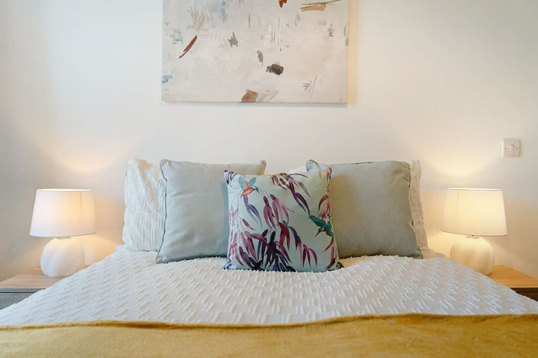 Room 4, Spacious 4BR House Sleeps 8 by Stay With Us, Durham