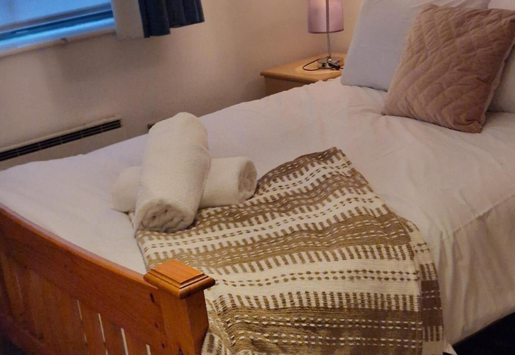 Room 3, 1-bed - Sleeps 4 - Parking - Central Location, Wolverhampton